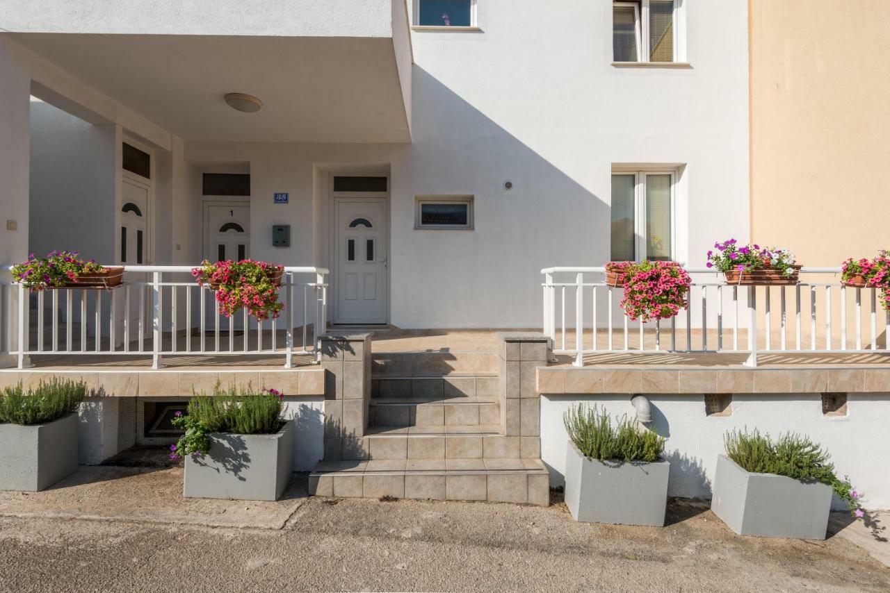 Apartments Galeb Blace Exterior photo